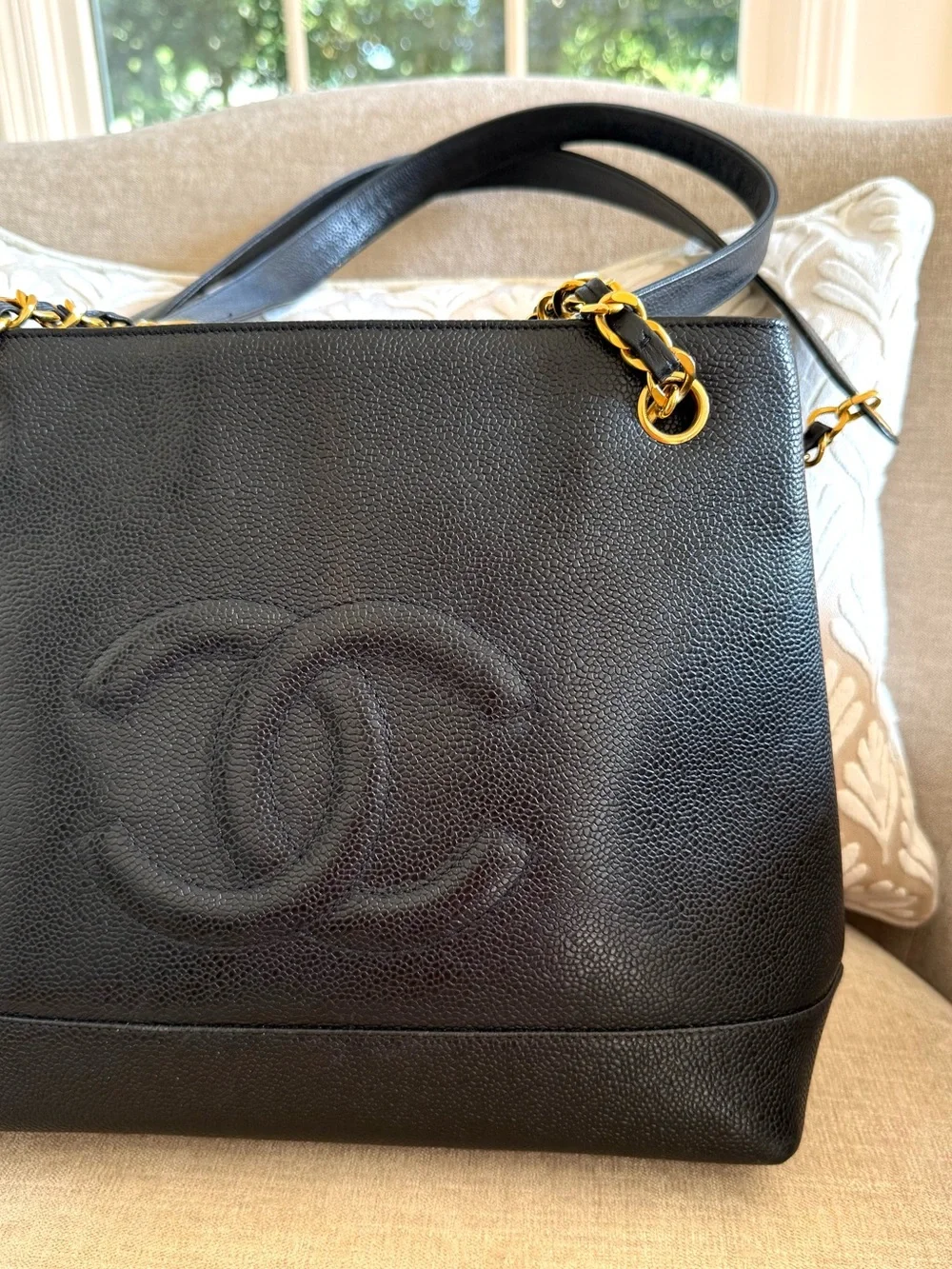 Authentic Chanel CC black caviar leather shoulder bag tote gold hardware